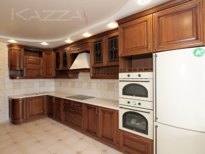 kuhnya-na-zakaz-s-fasadami-massiv-ot-proizvoditelya-1016-foto-1